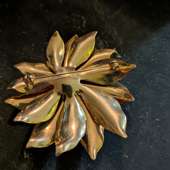 Vintage gold enamel poinsettia pin brooch - Picture 3 of 3